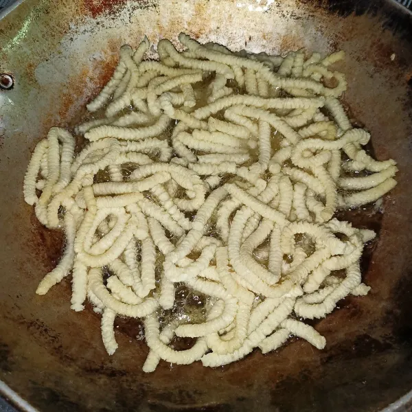 Kemudian, goreng dengan api sedang sampai matang dan sedikit kecokelatan. Angkat dan tiriskan. Setelah dingin, simpan dalam toples dan tutup rapat.