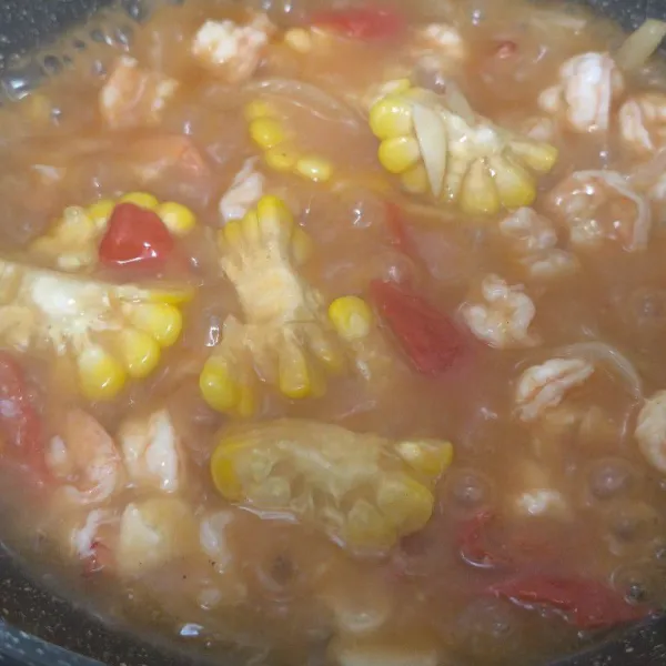 Terakhir, tuang larutan tepung maizena. Aduk-aduk sampai kuah mengental, lalu angkat.