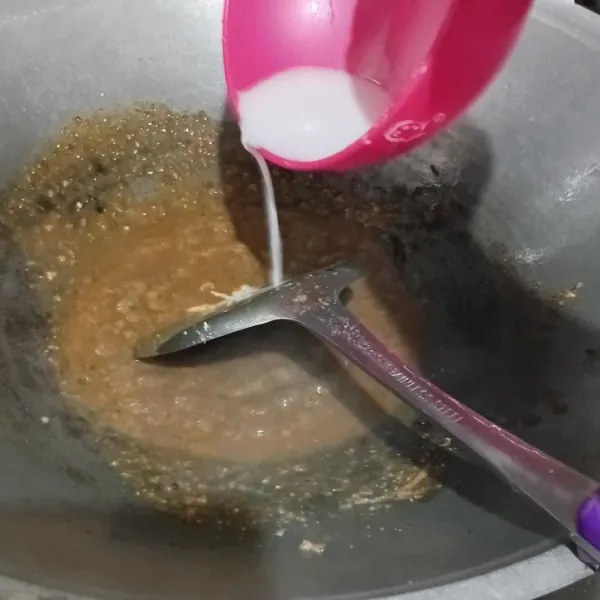Masukkan larutan tapioka, aduk cepat dan koreksi rasa.