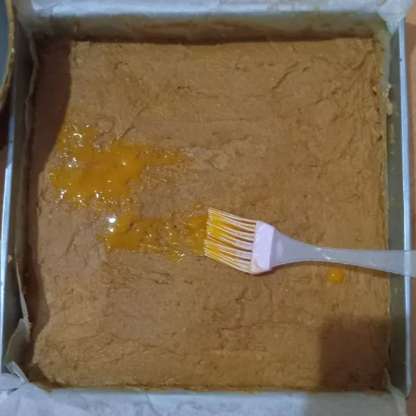 Oles permukaannya dengan kuning telur.