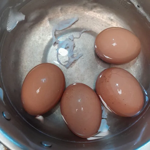 Rebus telur sampai matang.
