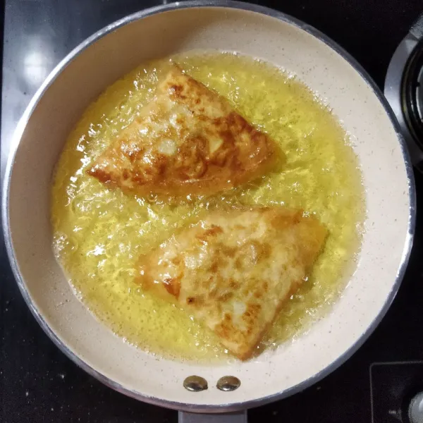 Panaskan minyak, lalu goreng sampai matang. Angkat, kemudian tiriskan. Siap disajikan!