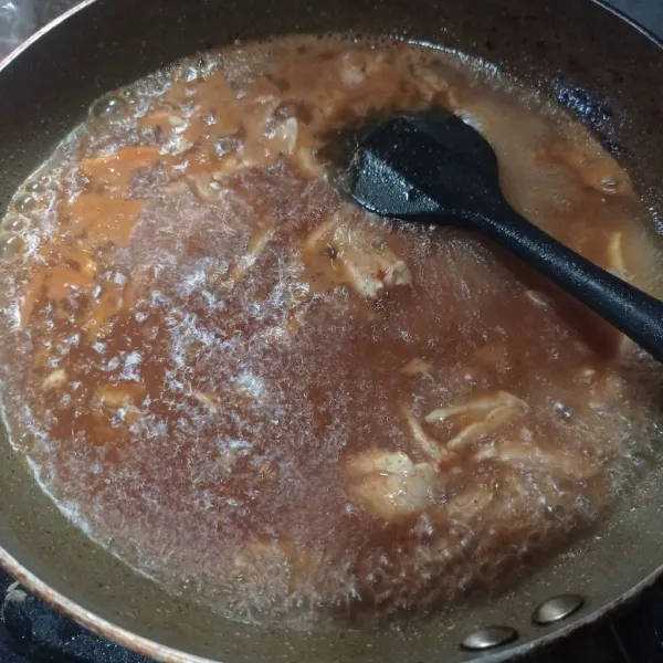 Setelah itu, tuang air. Masukkan cabe bubuk, kecap asin, garam, dan gula pasir. Masak sampai mendidih, kemudian cek rasa.