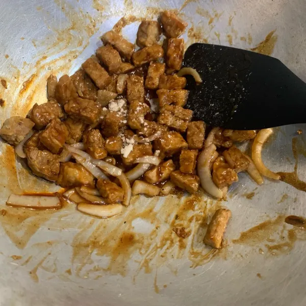 Beri bawang putih bubuk, garam, gula, dan minyak wijen.