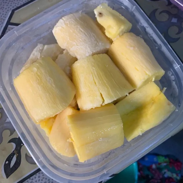 Kukus singkong hingga empuk.