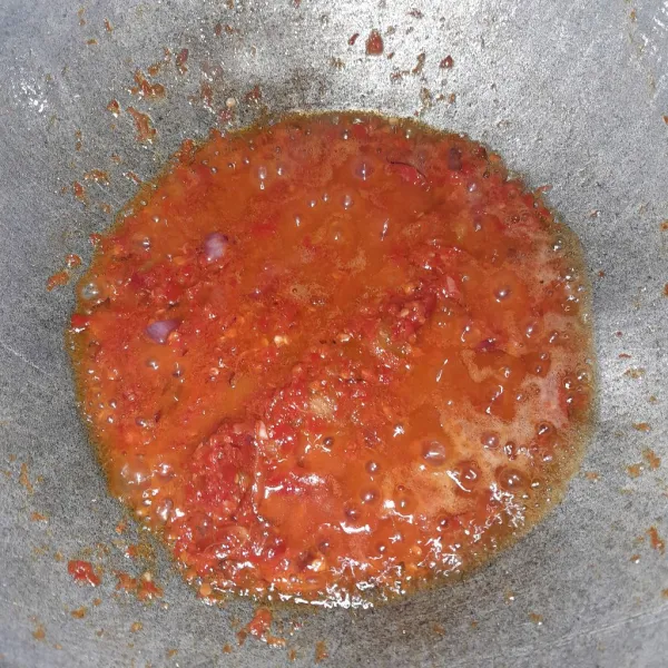 Masukkan cabe yang sudah digiling, tambahkan kaldu bubuk, masak sampai bau langu hilang.
