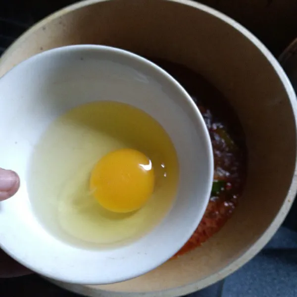 Tuang air, kemudian masukkan telur.