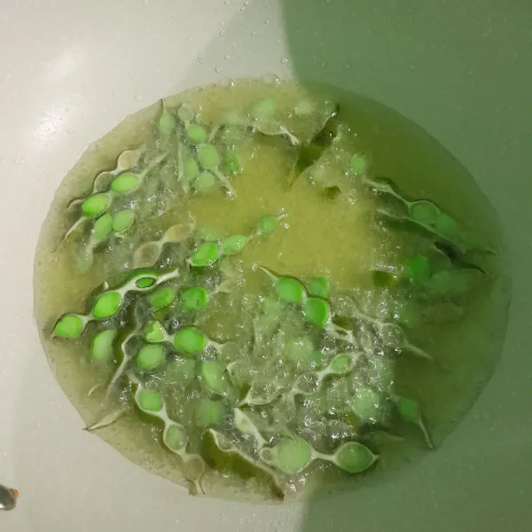 Goreng petai sampai kering.