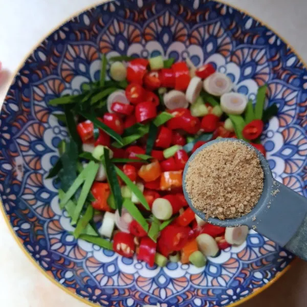 Beri garam, kaldu bubuk, dan gula.