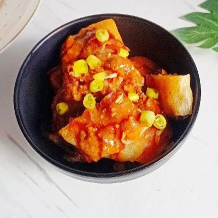 Untuk penyajian, siapkan wadah potong lumpia secukupnya. Siram dengan saus, kecap manis, dan beri potongan rawit. Sajikan!