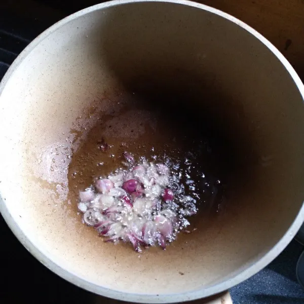 Tumis bawang merah hingga kecoklatan.