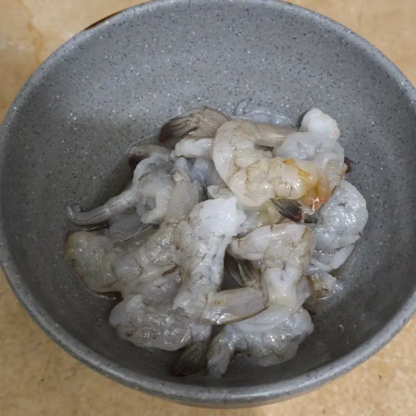 Cuci hingga bersih udang.