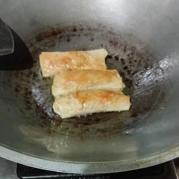 Goreng lumpia hingga matang, lalu sisihkan.