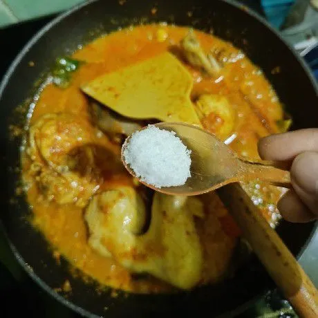 Lalu, tambahkan santan. Masukkan garam, gula, dan kaldu bubuk. Kemudian, aduk rata dan koreksi rasa.