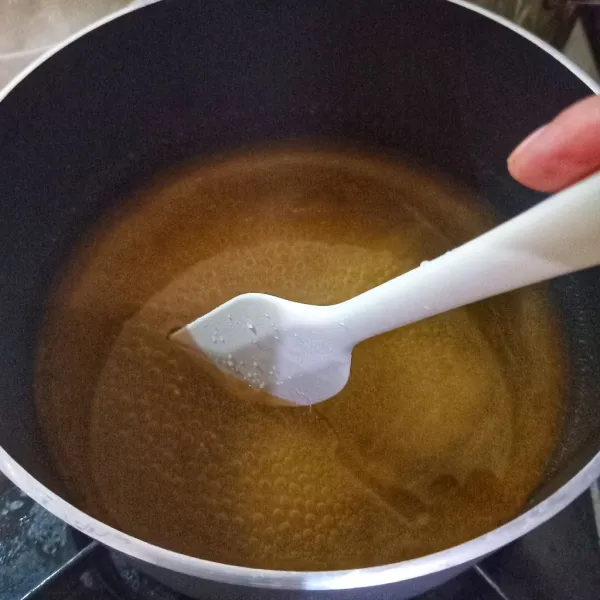 Masak jelly sesuai petunjuk di kemasan. Gula pasir diganti dengan 3 tetes stevia.