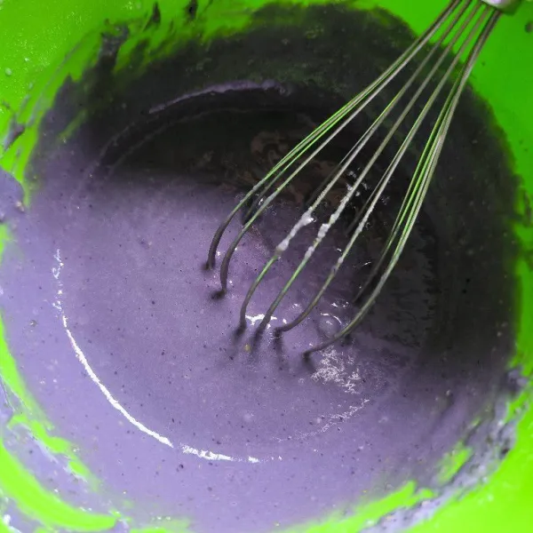 Masukkan telur dan pasta taro, tuang susu cair secara bertahap. Aduk hingga tercampur rata dan adonan tidak bergerindil.