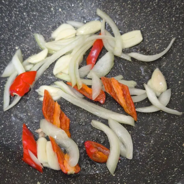 Tumis bawang putih, bawang bombay, dan cabe merah sampai layu.