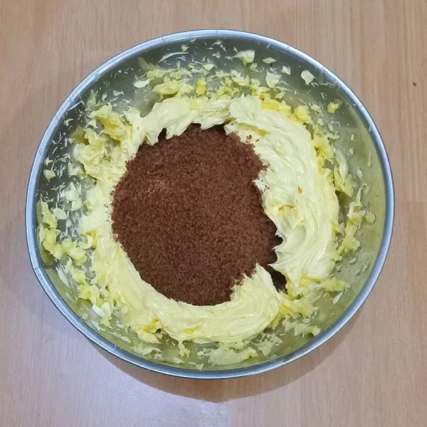 Kocok margarin, mentega, dan gula aren hingga lembut.