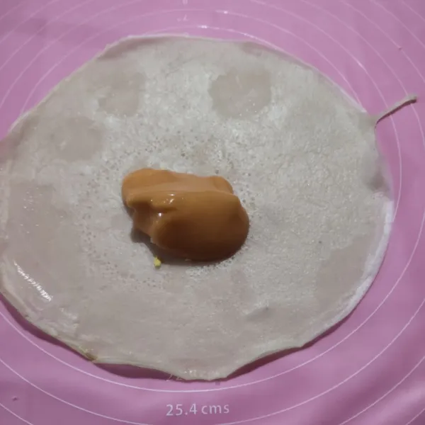 Beri isian telur, risol, saos, dan mayo.