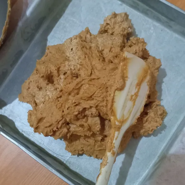 Tuang adonan ke dalam loyang beralas baking paper dan dioles margarin tipis-tipis. Setelah itu, ratakan.