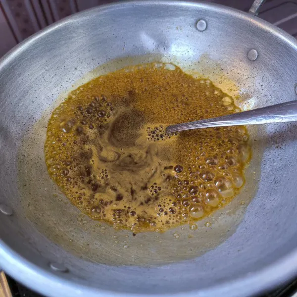 Rebus air dan gula sampai mendidih serta gula larut. Setelah itu, masukkan larutan maizena. Aduk rata dan masak sebentar hingga mengental. Matikan api dan sisihkan terlebih dahulu.