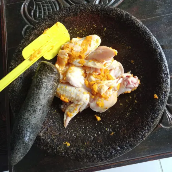 Balurkan bumbu halus pada daging ayam yang sudah dibersihkan.