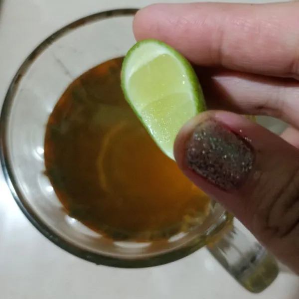 Setelah hangat, beri perasan jeruk nipis.