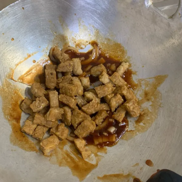 Beri tempe dan air, kemudian aduk rata.