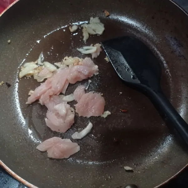 Masukkan irisan ayam, masak hingga setengah matang.