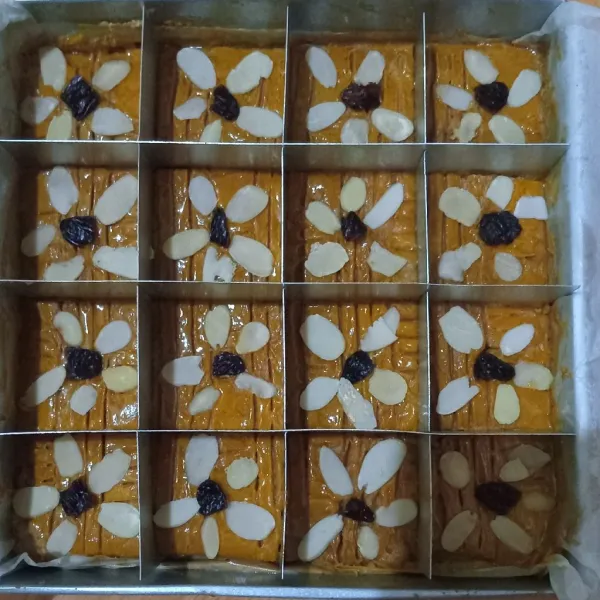 Beri dan hiasi dengan topping sesuai selera. Panggang di oven yang sudah panas di suhu 170°C menggunakan api atas bawah selama 30 menit.