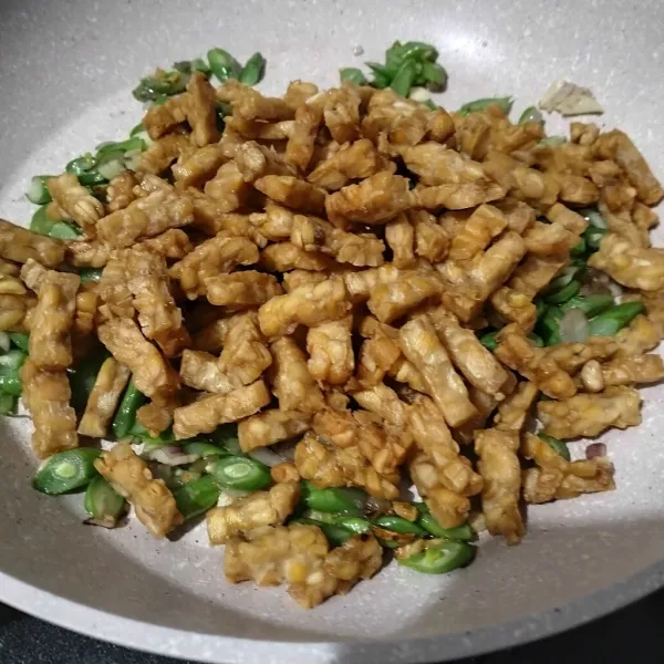 Kemudian, masukkan tempe goreng. Aduk rata.