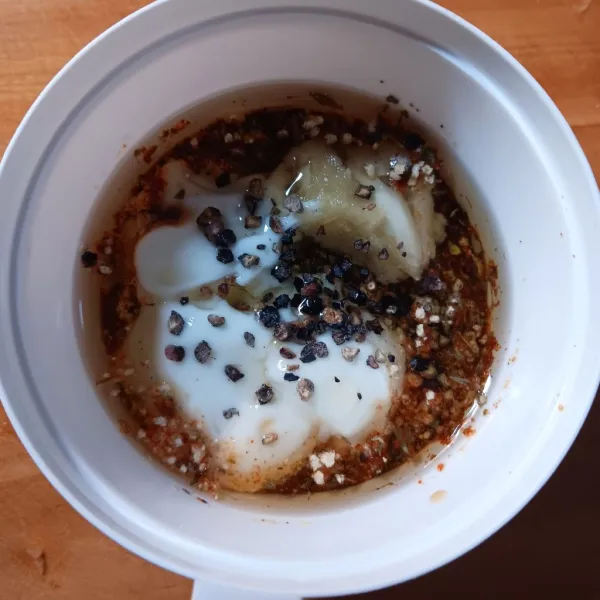 Campur semua bumbu marinasi ayam, aduk rata.