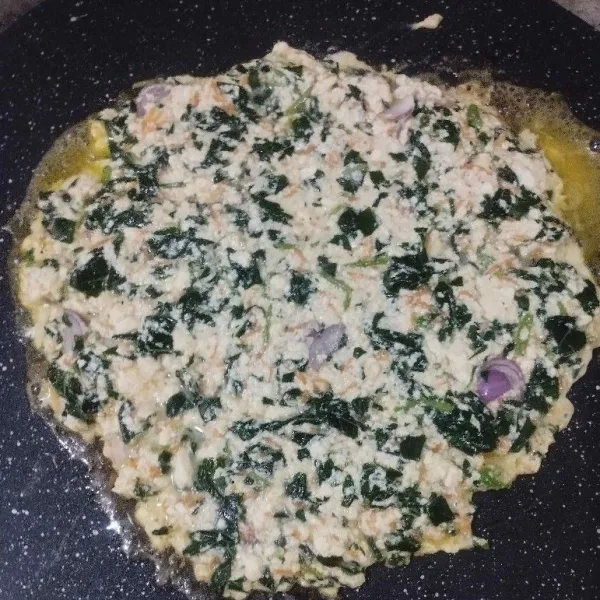 Panaskan margarin di wajan teflon, tuang adonan ke wajan. Goreng hingga matang dan kekuningan. Sajikan!