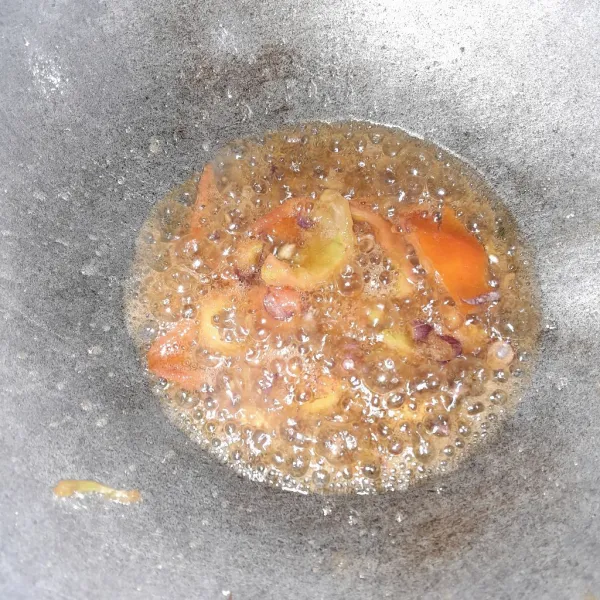 Potong-potong tomat, lalu goreng sebentar saja.
