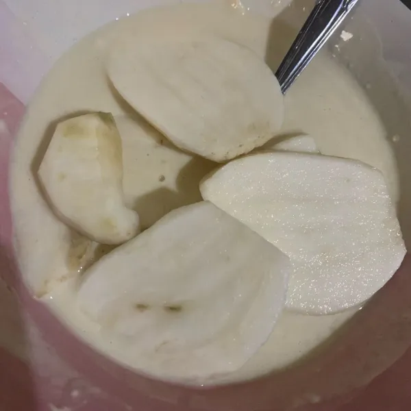 Masukkan ubi yang sudah dipotong.