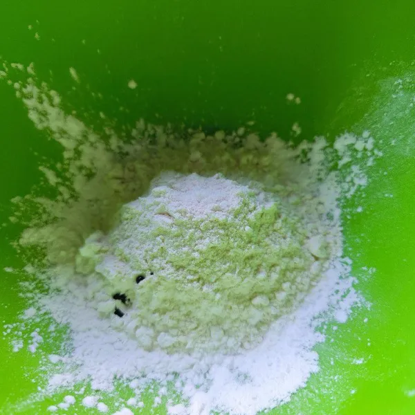 Campur tepung terigu, tepung tapioka, dan garam.