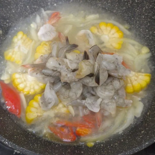 Tambahkan air, tunggu sampai mendidih, lalu masukkan udang.