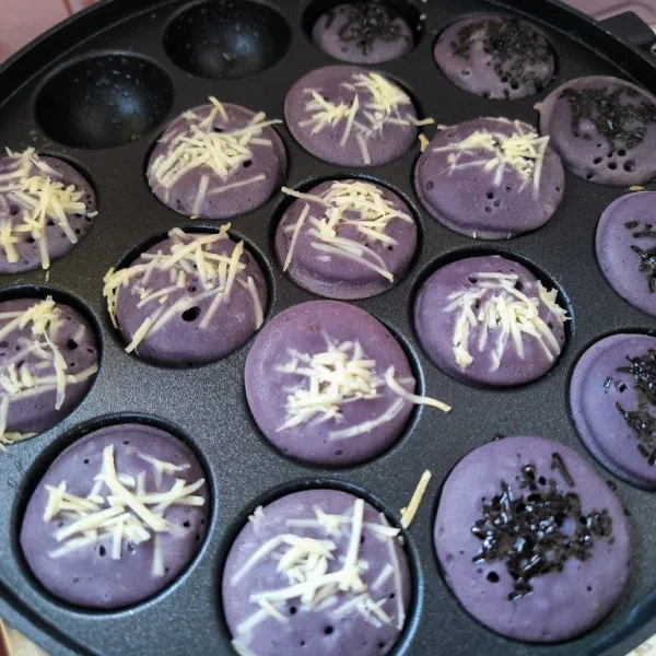 Setelah bagian atas kue matang, angkat dan siap disajikan!