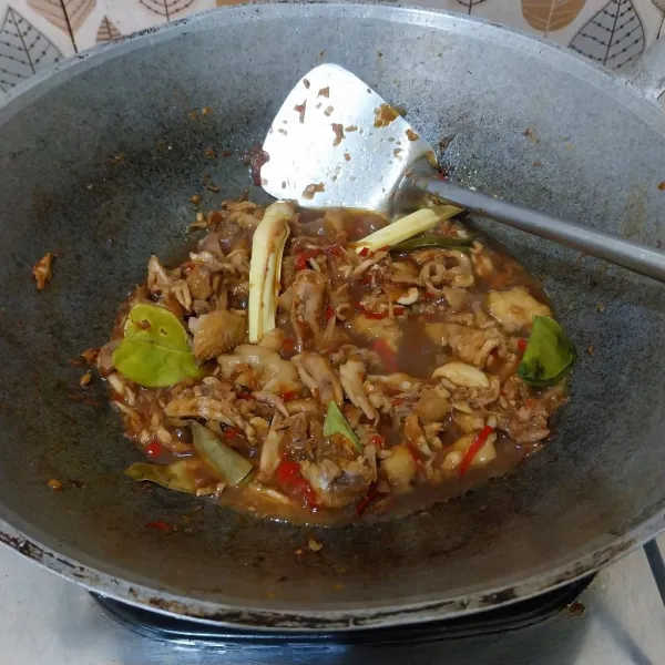 Tambahkan air, masak sampai kuah agak menyusut, kemudian tes rasa. Siap disajikan!
