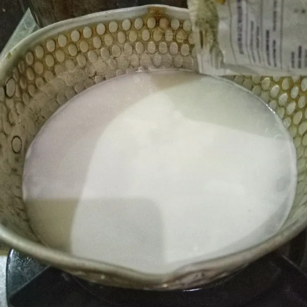 Larutkan krimer serbaguna dengan 500 ml air, tambahkan juga 3 tetes stevia.