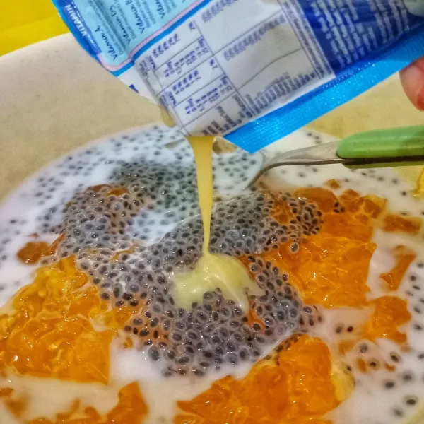Tambahkan kental manis, kemudian aduk rata. Sajikan jelly selasih dengan ditambahkan es batu!