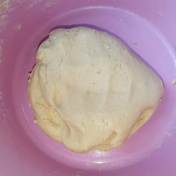 Masukkan kaldu ayam bubuk dan bawang putih bubuk, lalu masukkan tepung ketan secara bertahap sambil diuleni sampai tercampur rata dan mudah dibentuk. Takaran tepung ketan dapat disesuaikan dengan kebutuhan saja.