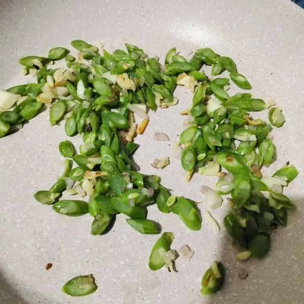 Masukkan buncis, lalu aduk sampai layu.