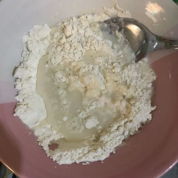 Beri air, lalu aduk sampai kekentalannya sedang.