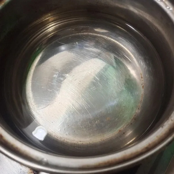 Tuang air ke dalam panci.