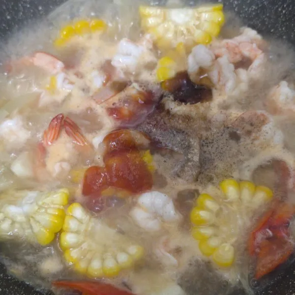 Beri bumbu saos tiram, saos tomat, lada, gula, dan kaldu bubuk. Kemudian, aduk rata.