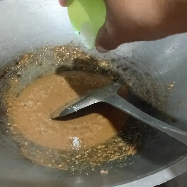 Dalam wajan, masukkan kacang tanah dan bawang putih yang sudah dihaluskan. Masukkan petis, garam, gula, dan air. Aduk hingga tercampur rata.