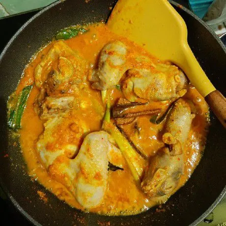 Masak hingga ayam matang dan meresap serta kuah menyusut atau mengering, lalu angkat. Sajikan!