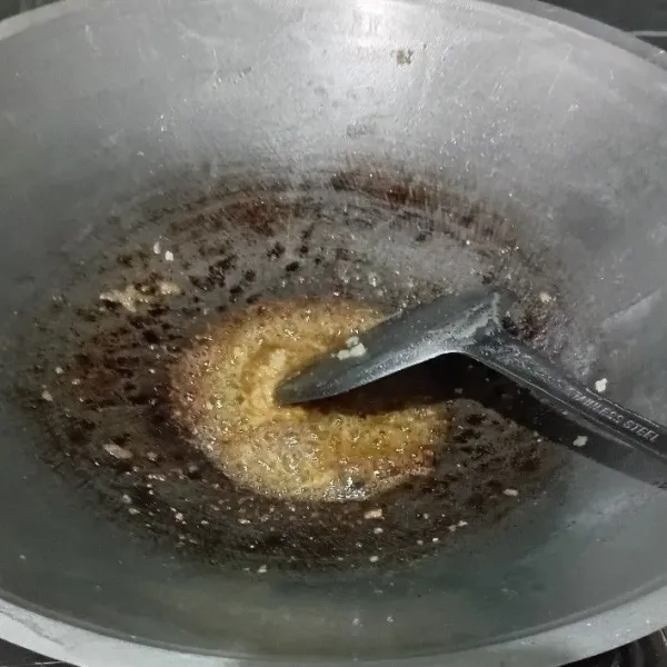 Panaskan minyak, lalu tumis bawang putih parut hingga wangi.