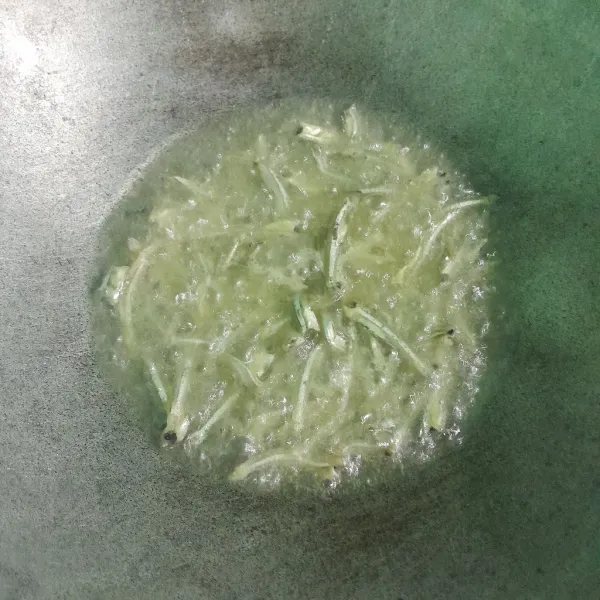 Goreng ikan teri sampai kering.